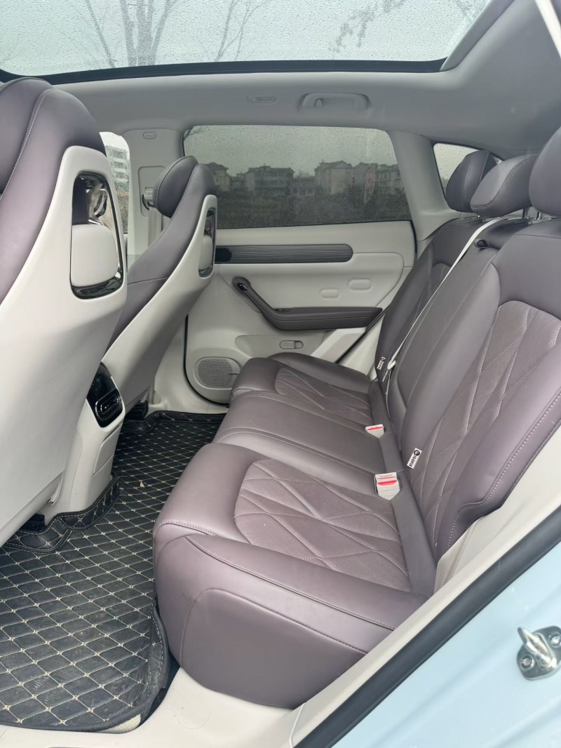 南昌25年零跑汽车C117