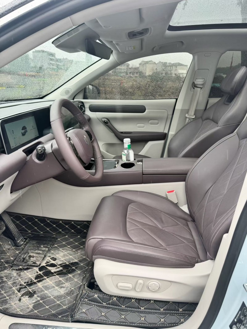 南昌25年零跑汽车C118