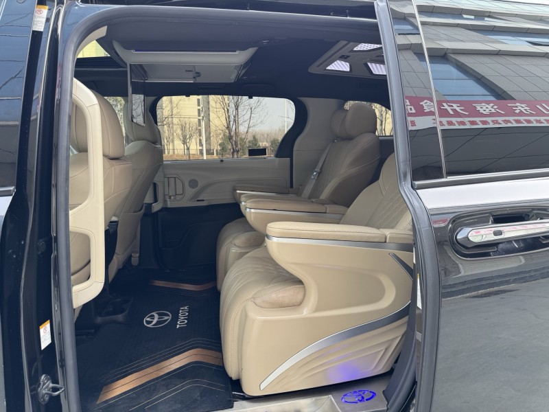 枣庄22年丰田塞纳8