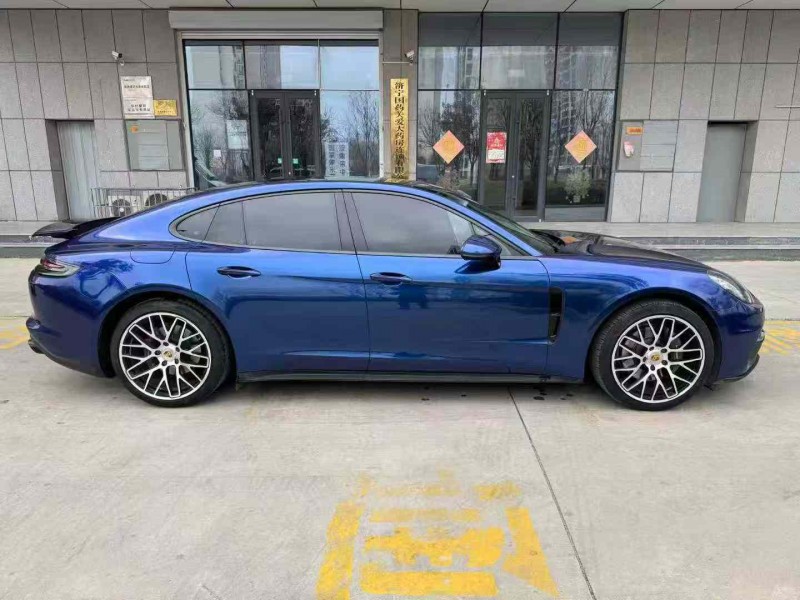 济宁18年保时捷帕拉梅拉7