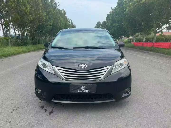 济宁17年丰田塞纳1