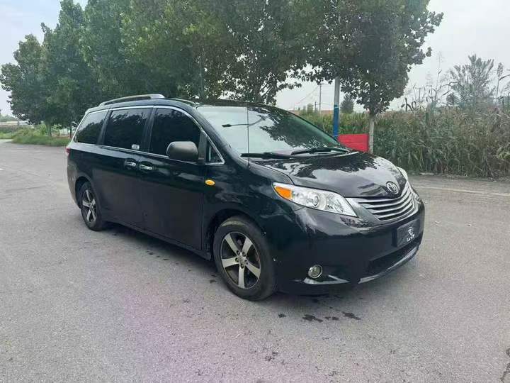 济宁17年丰田塞纳2