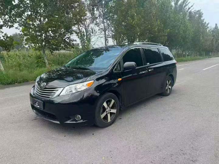 济宁17年丰田塞纳3