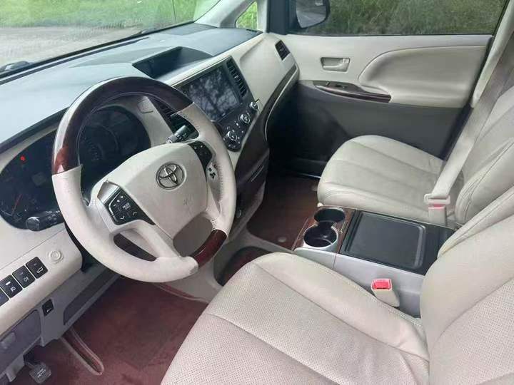 济宁17年丰田塞纳4