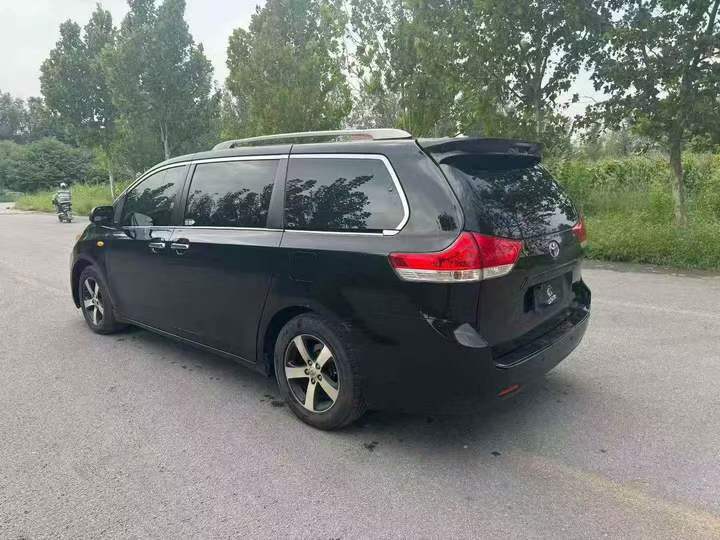 济宁17年丰田塞纳8