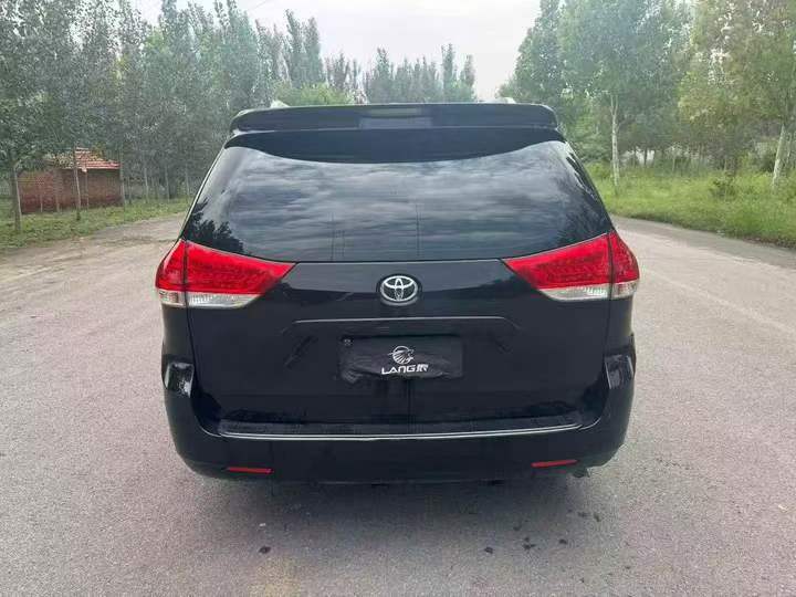 济宁17年丰田塞纳9