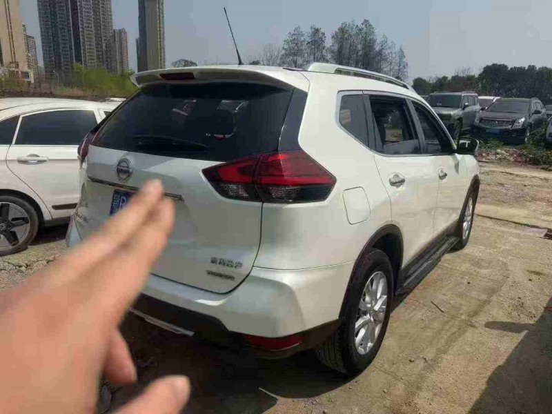 武漢20年日產奇駿4