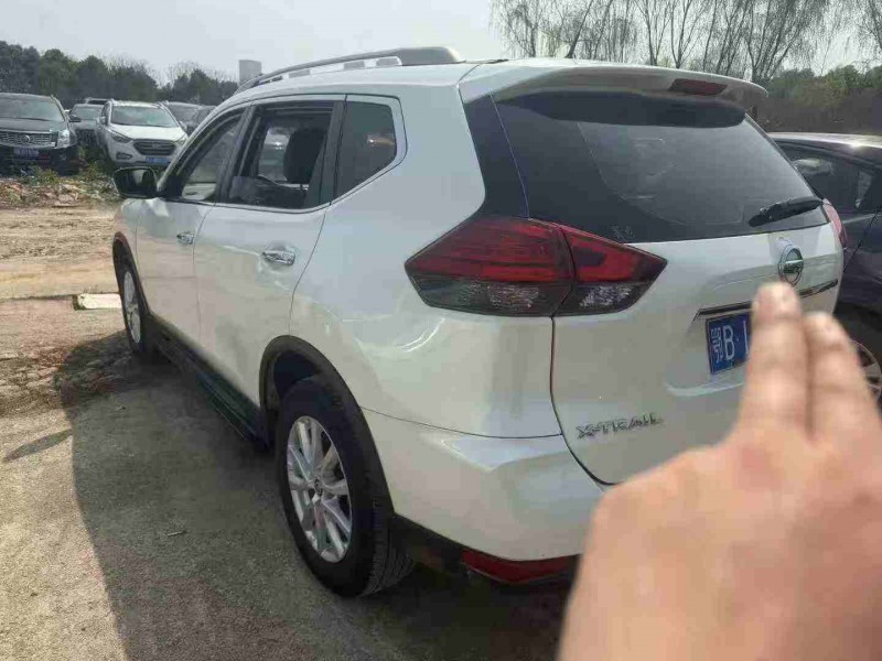 武漢20年日產奇駿5