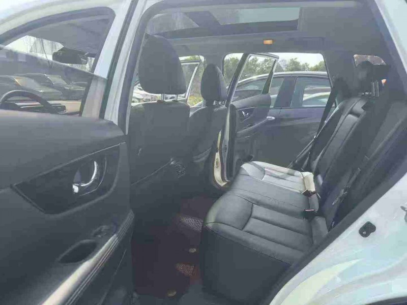 武漢20年日產奇駿9