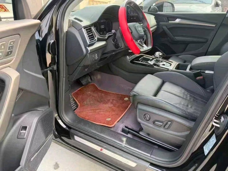 济宁22年奥迪Q58