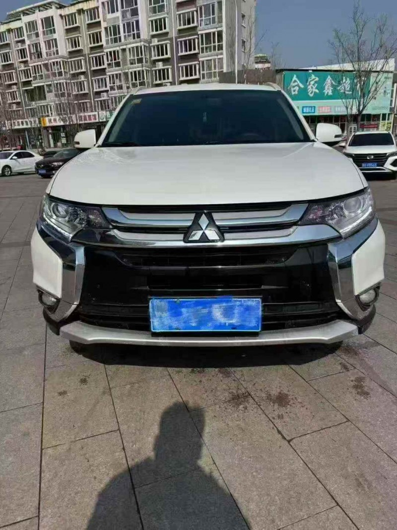 邢台18年三菱欧蓝德1