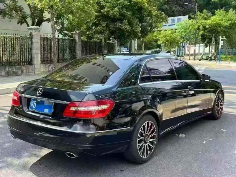 广州13年奔驰E8