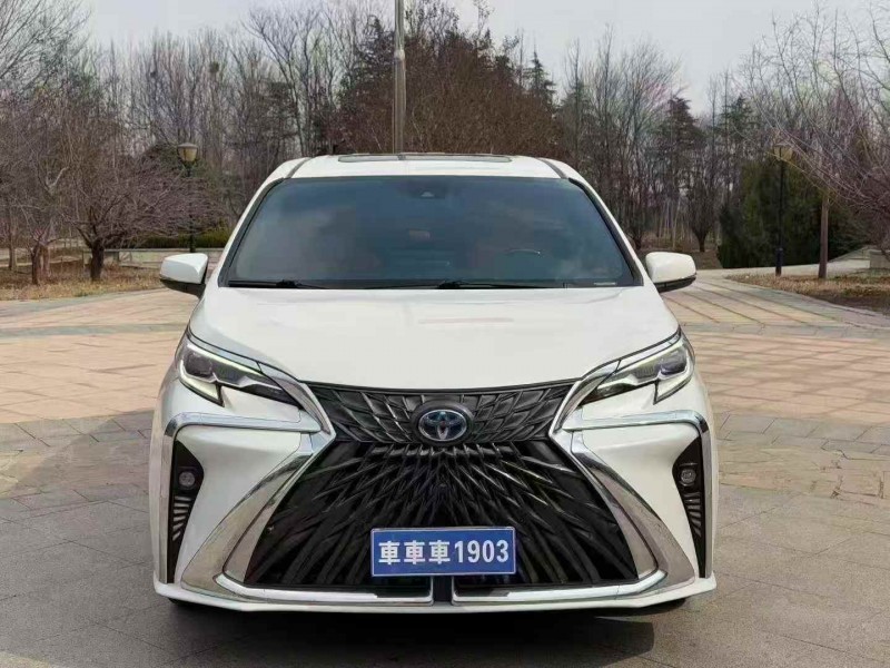 济宁23年丰田塞纳1