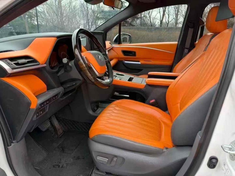 济宁23年丰田塞纳5