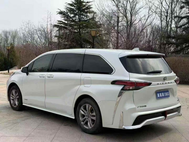 济宁23年丰田塞纳7