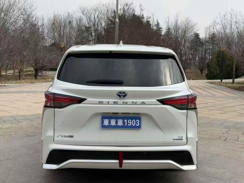 济宁23年丰田塞纳9