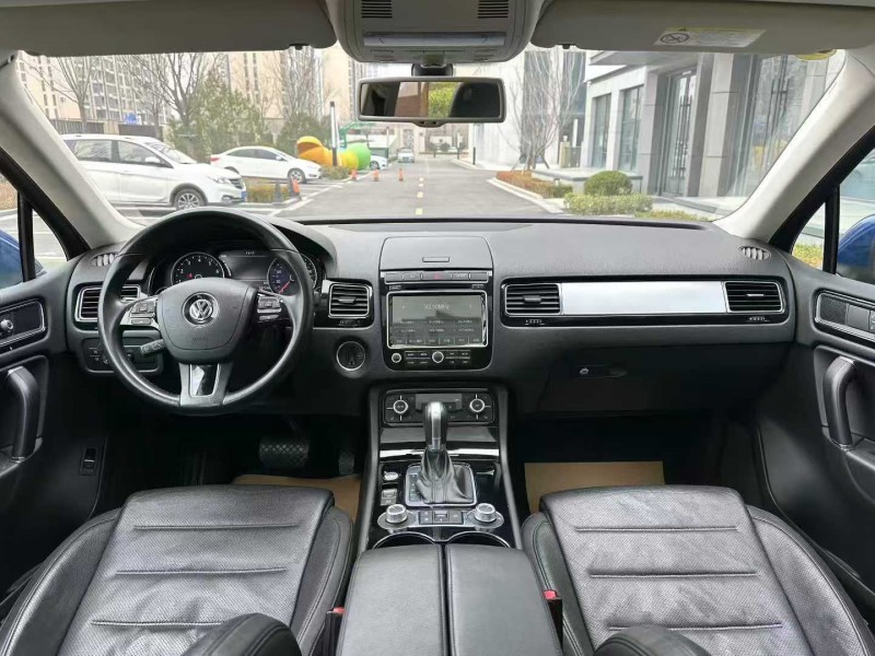 东莞17年大众途锐5