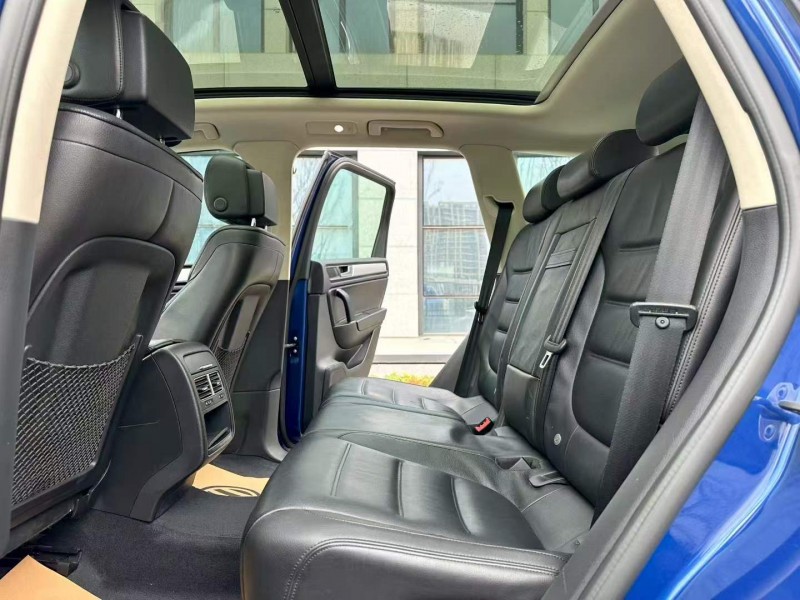 东莞17年大众途锐8