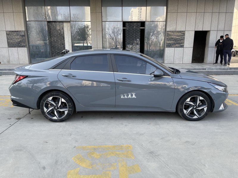 济宁22年现代伊兰特8