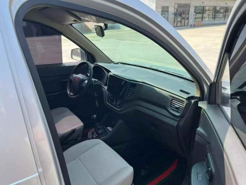 青岛23年五菱汽车宏光6