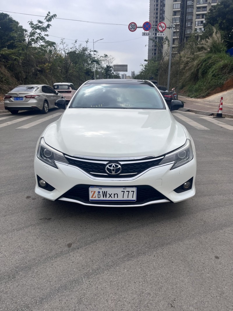 南宁14年丰田锐志1