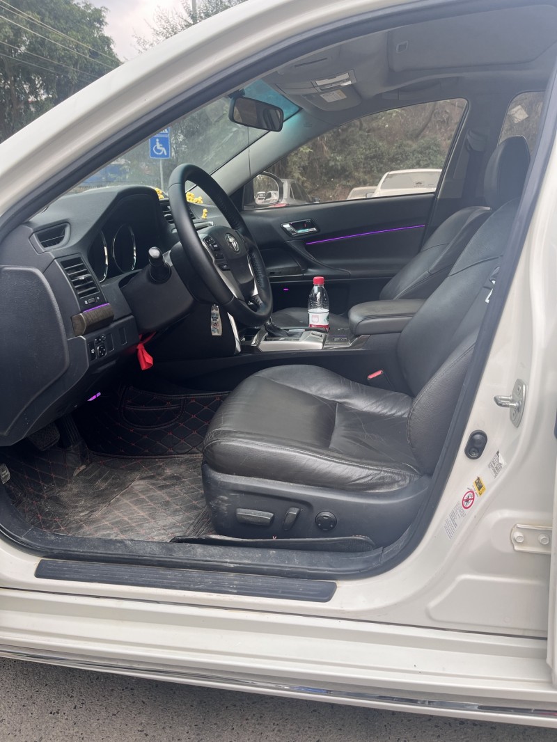 南宁14年丰田锐志4