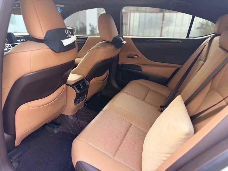 广州21年雷克萨斯ES7