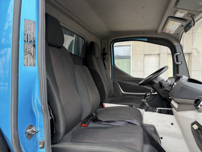 济宁24年飞碟箱货货车5