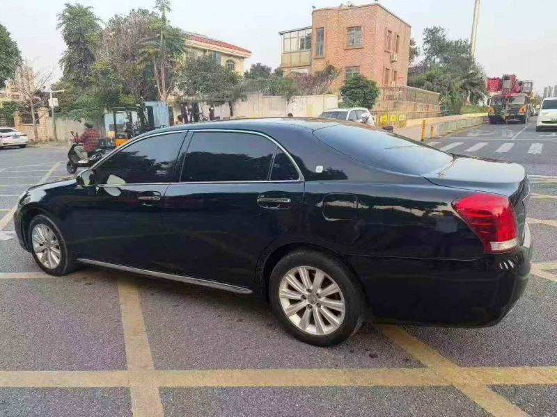 广州11年丰田皇冠8