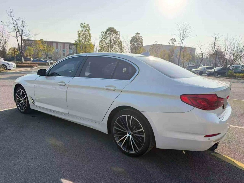 思茅18年宝马5系8