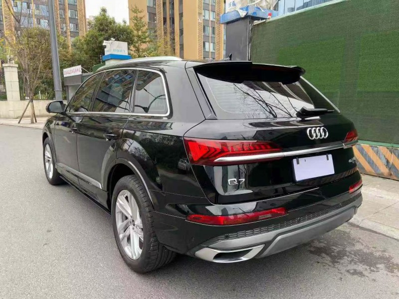 成都24年奥迪Q77