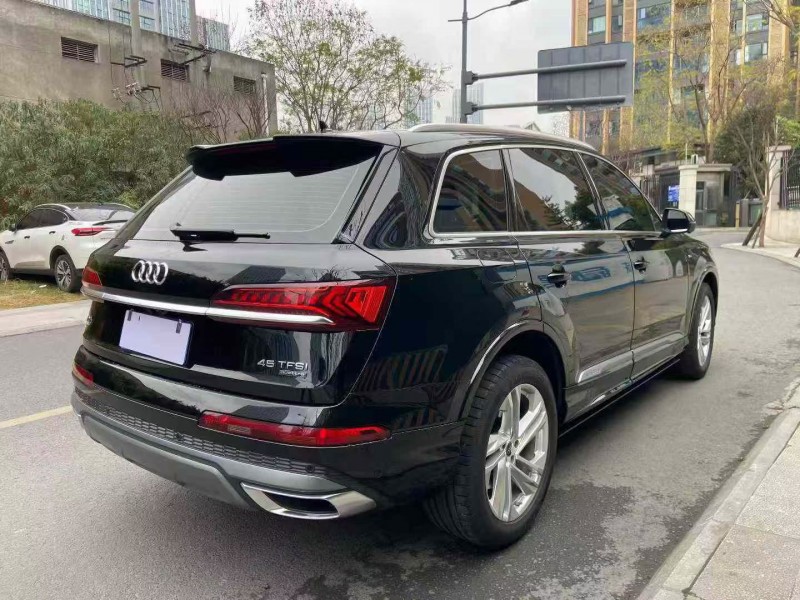 成都24年奥迪Q78