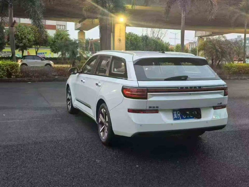 厦门22年宝骏Valli8