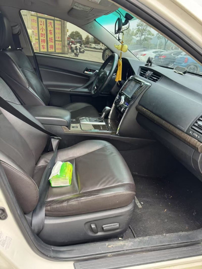 吉安14年丰田锐志8