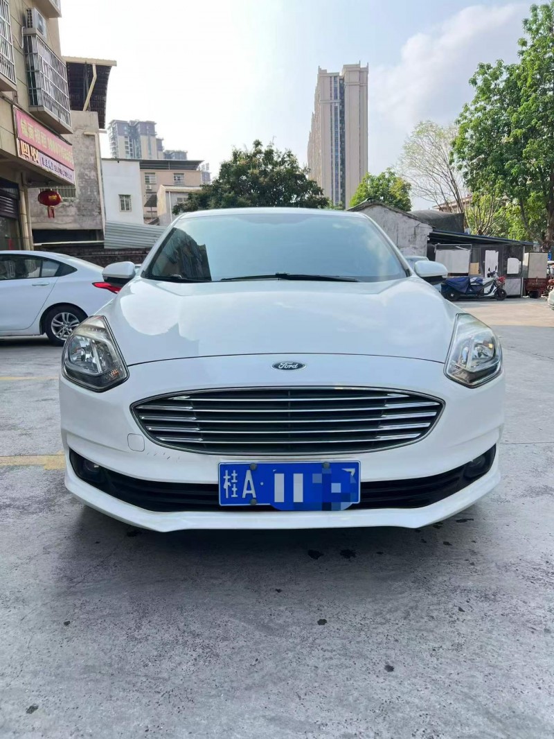 百色19年福特福睿斯1