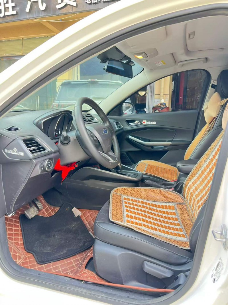 百色19年福特福睿斯3