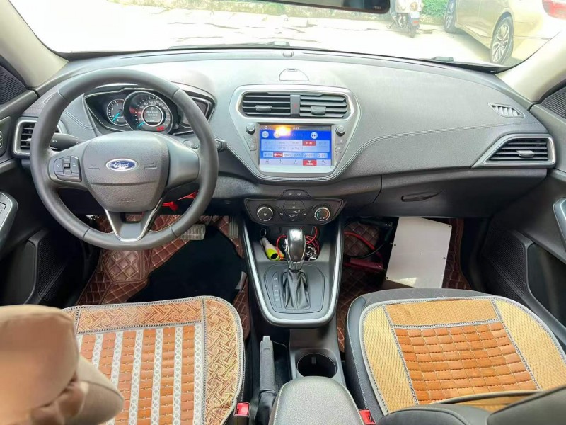 百色19年福特福睿斯4