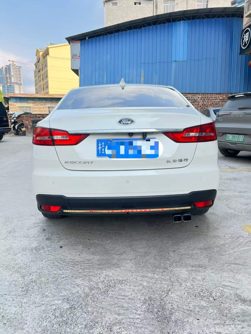 百色19年福特福睿斯6