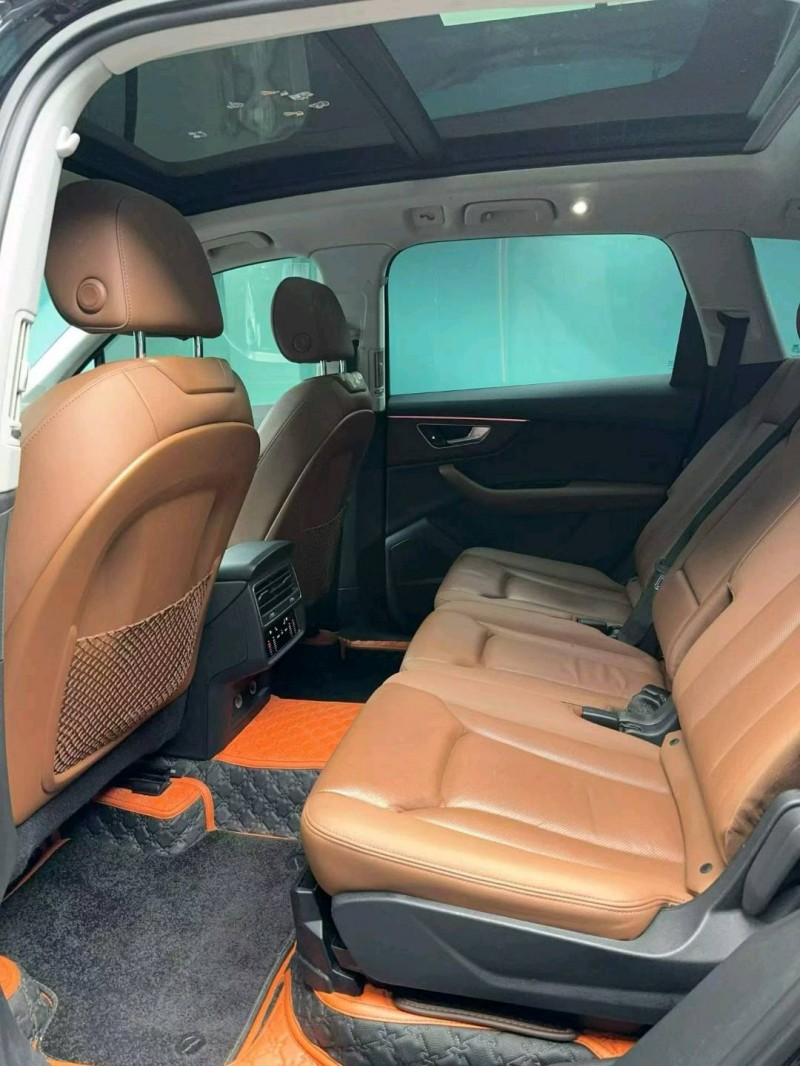 成都21年奥迪Q76