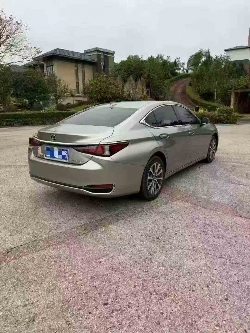 北海22年雷克萨斯ES8