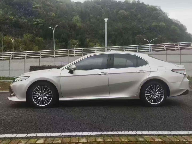 贵阳20年丰田凯美瑞5