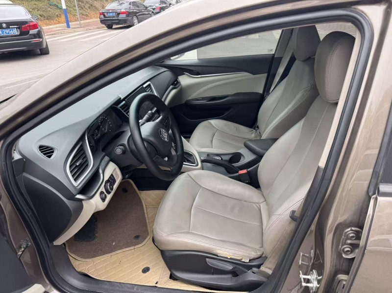 桂林18年別克英朗4