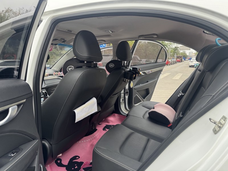 南寧19年吉利帝豪9