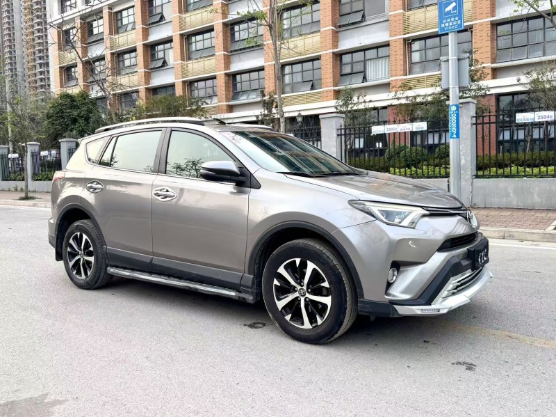 南寧17年豐田RAV42