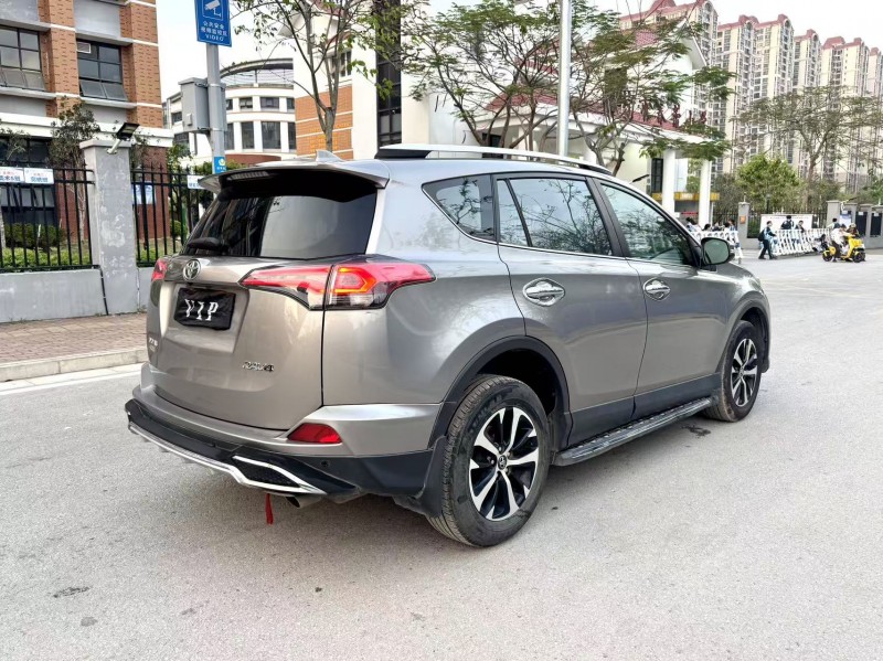 南寧17年豐田RAV49