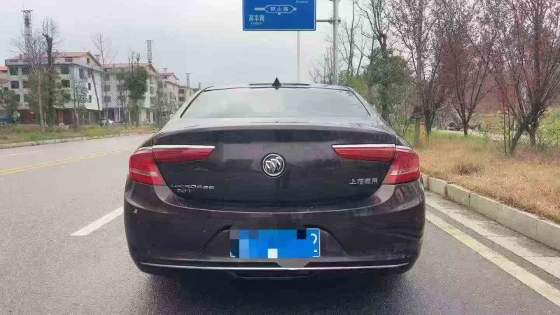 岳陽18年別克君威8