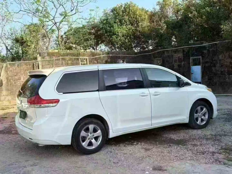 汕頭12年豐田塞納9