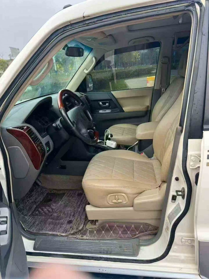 防城港07年三菱帕杰羅4