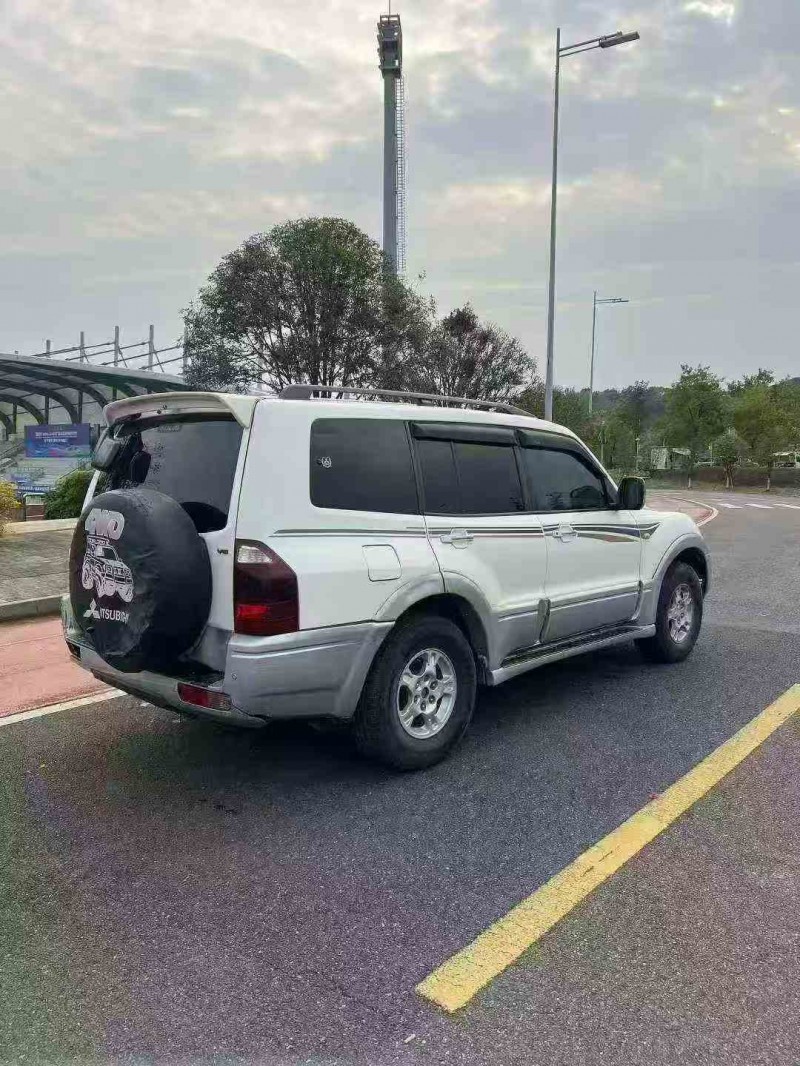 防城港07年三菱帕杰羅7