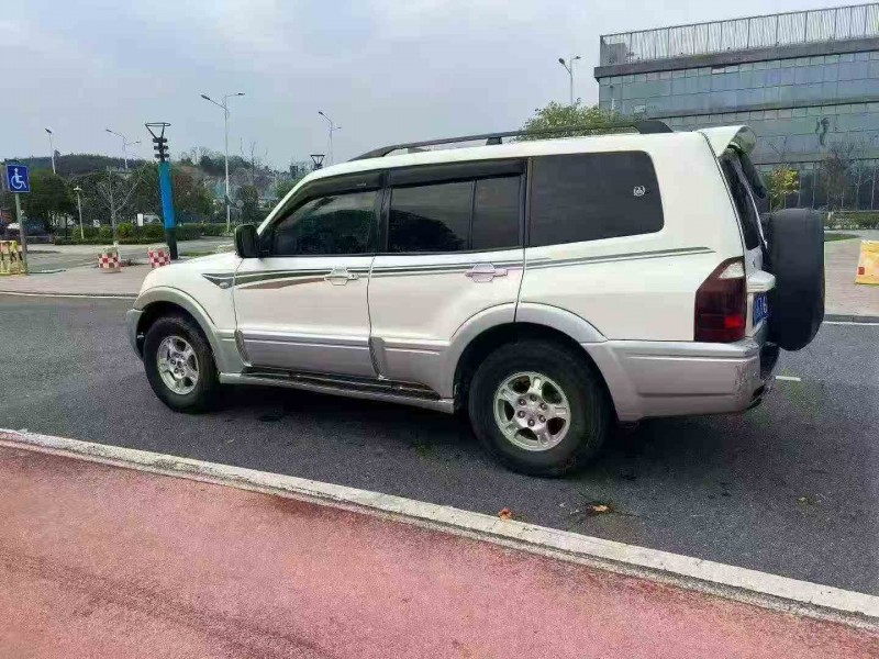 防城港07年三菱帕杰羅8